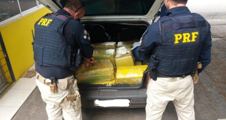 Dupla é presa com 330 kg de maconha e carro roubado na BR-376
