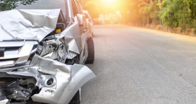Acidente entre carros deixa um morto e dois feridos, em Curitiba
