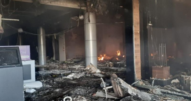 Incêndio em shopping atacadista em Maringá; bombeiros estimam que fogo atingiu 140 Lojas