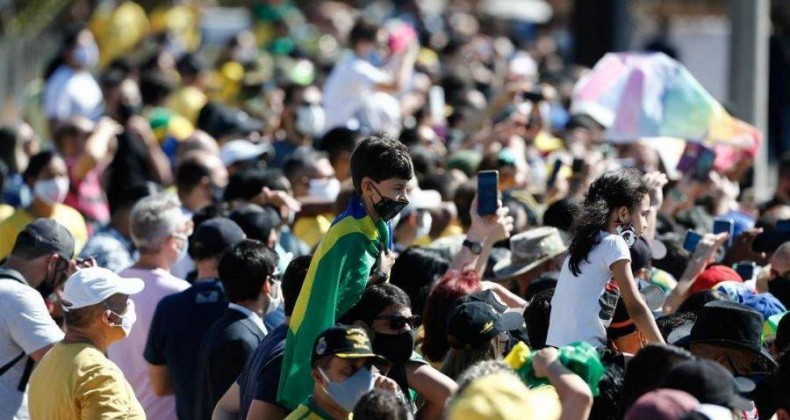Sem desfile devido à pandemia, Bolsonaro gera aglomeração em ato do 7 de Setembro