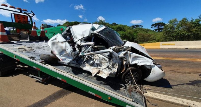 Motorista sai ilesa após carro ficar destruído em engavetamento em Guarapuava, diz PRF