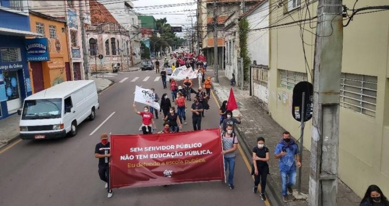 Servidores da rede estadual de ensino fazem protesto contra a prova do PSS, em Curitiba