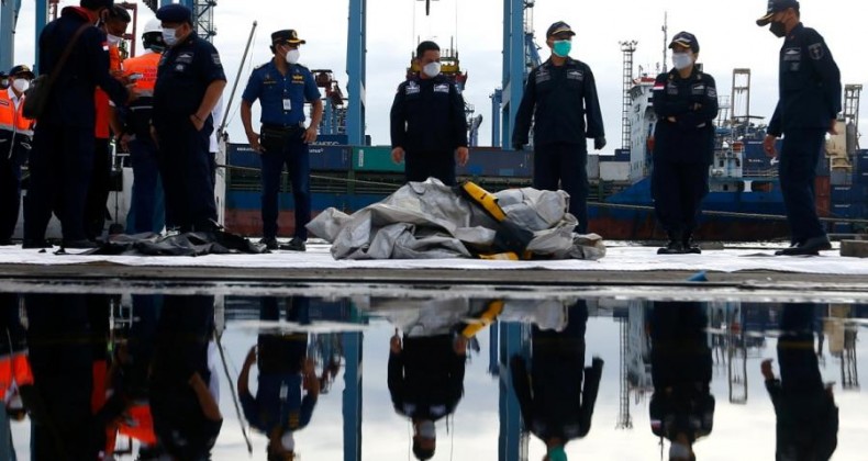 Caixas-pretas de avião que caiu na Indonésia são localizadas