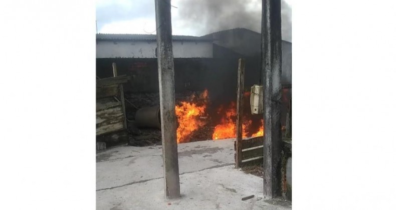 Moradores deixam casas após explosões e fogo em tubulação de esgoto, em Paranaguá